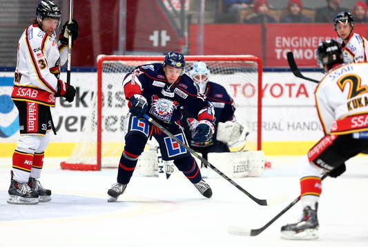 Linköpings Jakub Vrana täcker skott av Luleås Dean Kukan