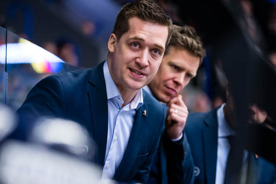 Växjös tränare Sam Hallam skriker