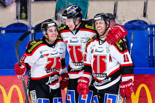 Örebros Marko Anttila jublar Derek Ryan och Jared Auli