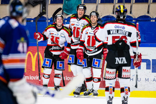 Örebros Marko Anttila jublar Derek Ryan och Jared Auli