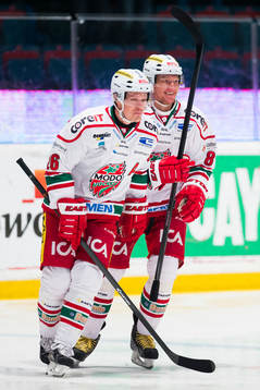 Modos Marcel Hossa (h) gör 0-1 och jublar med Jonathan