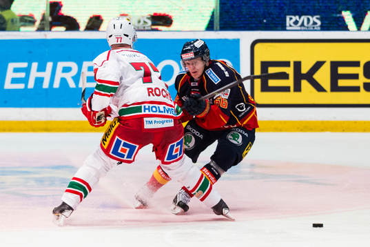Modos Travis Roche tacklar Djurgårdens Marcus Sörensen