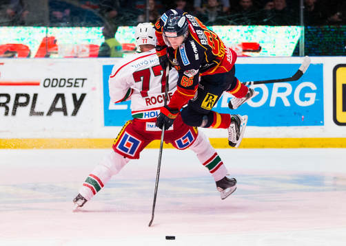 Modos Travis Roche tacklar Djurgårdens Marcus Sörensen
