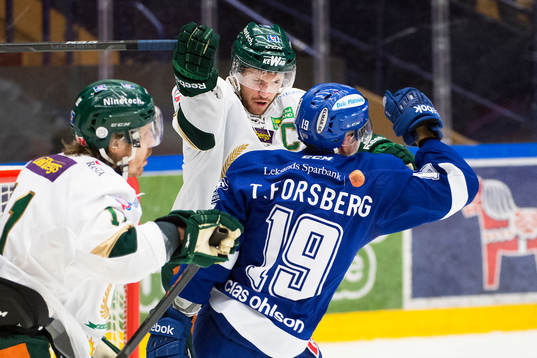 Färjestads Ole-Kristian Tollefsen puttar Leksands Tobias