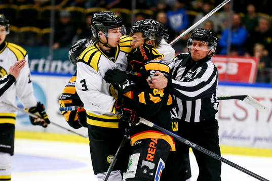 Skellefteås Anton Lindholm tacklar Brynäs Alexander