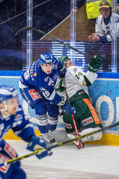 Leksands Tobias Forsberg tacklar Färjestads Jesper Jensen