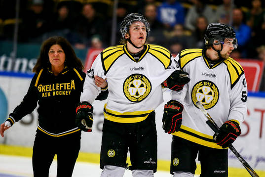 Skellefteås Anton Lindholm tacklar Brynäs Alexander