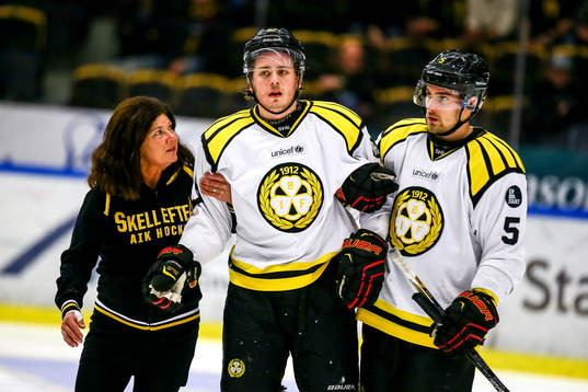 Skellefteås Anton Lindholm tacklar Brynäs Alexander