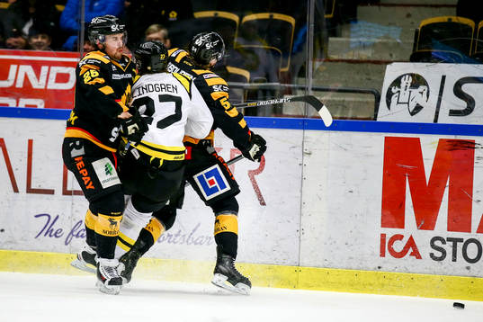 Skellefteås Anton Lindholm tacklar Brynäs Alexander