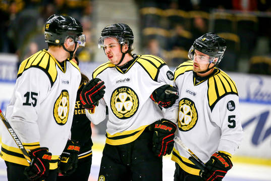 Skellefteås Anton Lindholm tacklar Brynäs Alexander