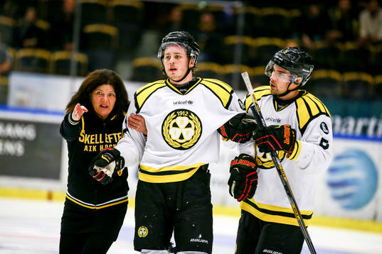 Skellefteås Anton Lindholm tacklar Brynäs Alexander