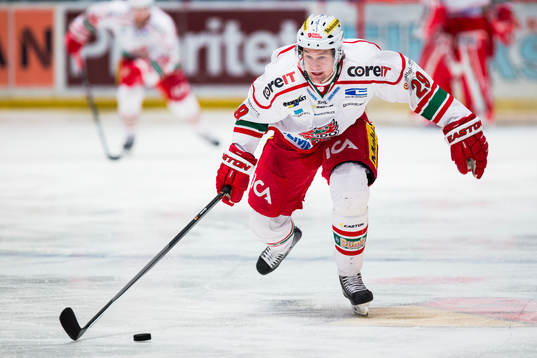 Modos Dennis Persson med pucken