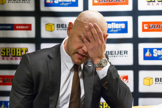 s tränare Andreas Johansson ser deppig ut på