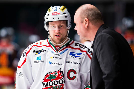 Modos Jonas Ahnelöv talar med Modos tränare Per-Erik