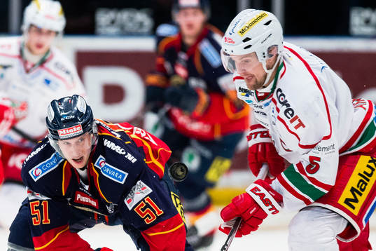 Djurgårdens Robin Alvarez i kamp om pucken med Modos Jonas