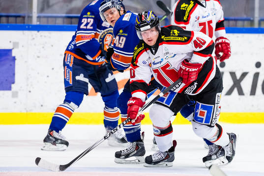 Örebros Anders Eriksson jagas av Växjös Rhett Rakhshani