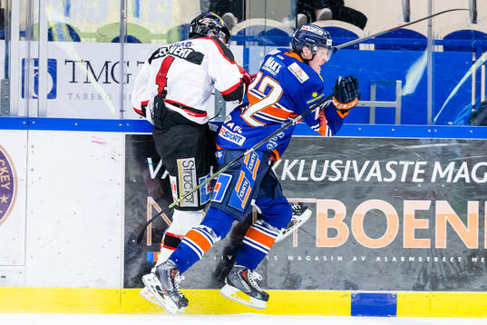 Växjös Gustav Rydahl tacklar Örebros Kalle Jellevert