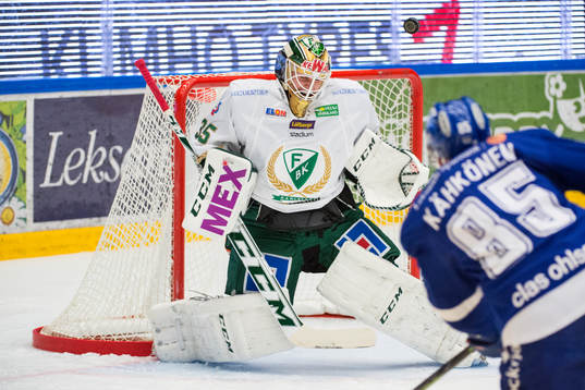 Färjestads målvakt Fredrik Pettersson-Wentzel räddar