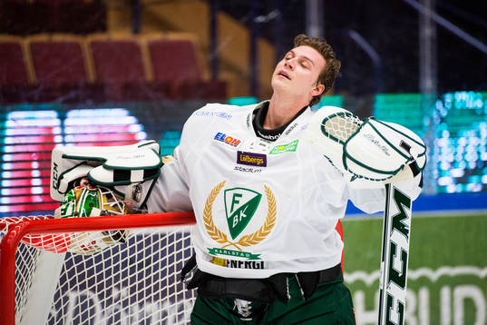 Färjestads målvakt Fredrik Pettersson-Wentzel pustar ut