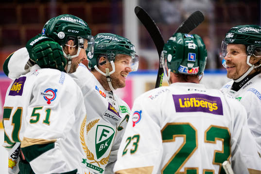 Färjestads Ole-Kristian Tollefsen, i mitten, jublar