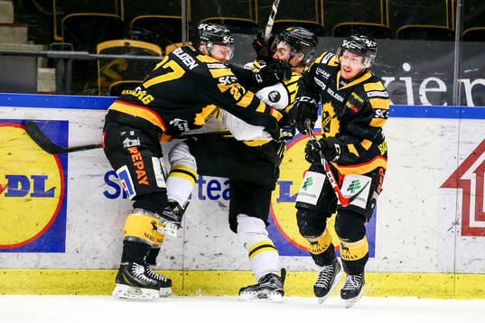 Brynäs Anton Rödin blir tacklad av Martin Lundberg och
