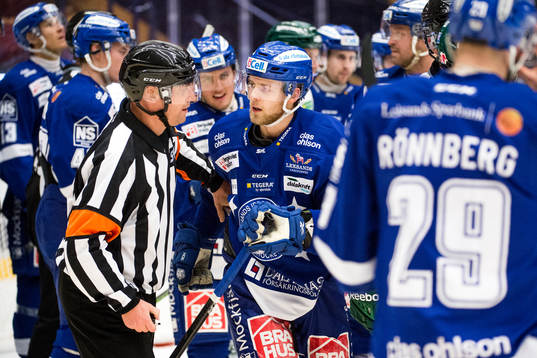 Domaren Sören Persson och Leksands Patrick Cehlin