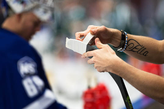 En klubba tejpas före ishockeymatchen i SHL mellan Leksand