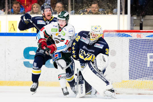 s Teemu Laine och målvakt Gustaf Wesslau (h) försvarar
