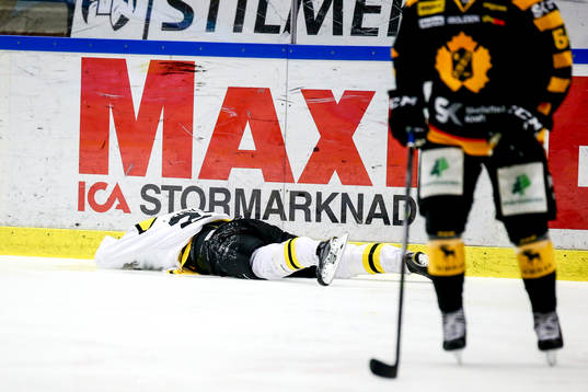 Skellefteås Anton Lindholm tacklar Brynäs Alexander