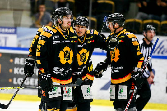 Skellefteås Axel Holmström med Martin Sevc  och Tim Heed