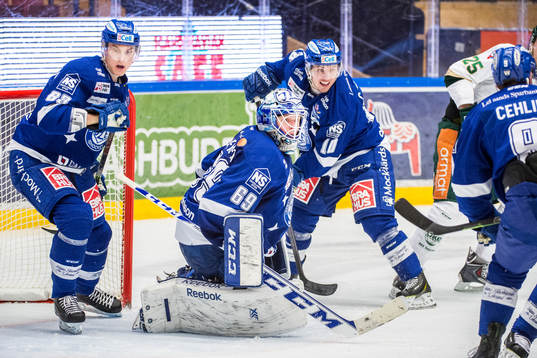 Leksands målvakt Oscar Alsenfelt med Fredrik Händemark