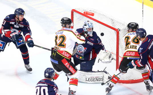 Pucken i luften framför Linköpings David Rautio