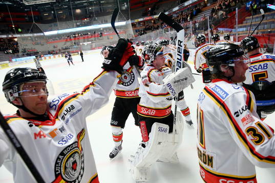 Luleå med målvakt Daniel Larsson jublar