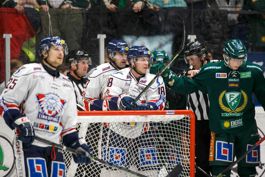 Linköpings Jonas Almtorp vilar på målburen