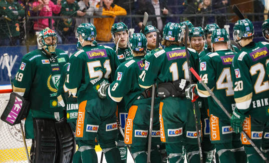 Färjestads målvakt Justin Pogge jublar med de andra