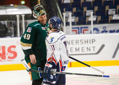 Färjestads målvakt Justin Pogge karmar om Linköpings