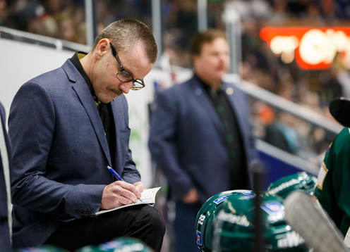 Färjestads tränare Tommy Samuelsson antecknar