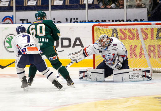 Färjestads Tero Koskiranta skjuter pucken på Linköpings
