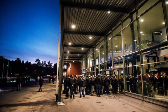 Besökare köar utanför Gavlerinken Arena före
