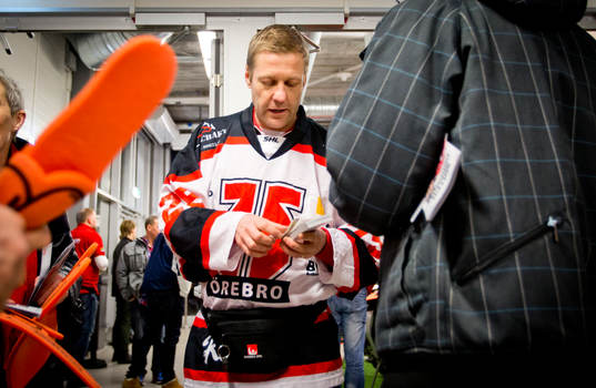 En 50/50 lottförsäljaren innan ishockeymatchen i SHL