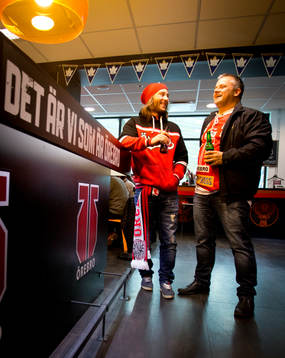 Örebrosupportrar i arenabaren