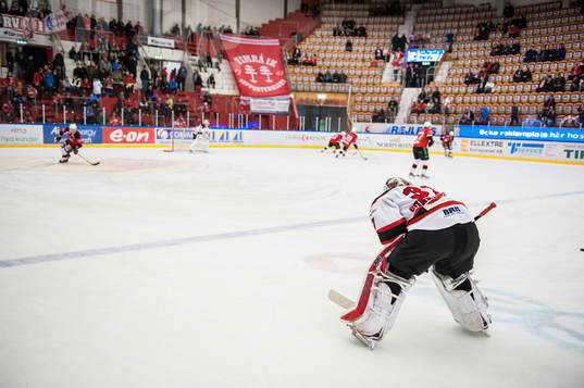 Malmö Redhawks målvakt Jonas Gunnarsson ser på när