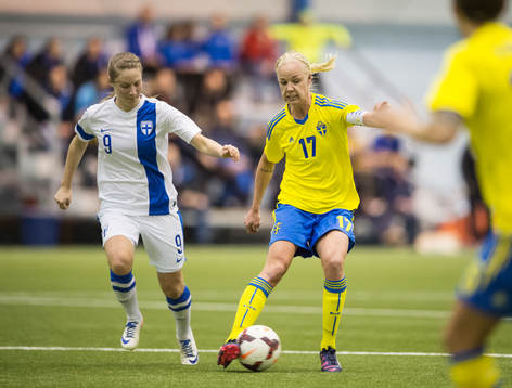 Sveriges Caroline Seger och Finlands Juliette Kemppi