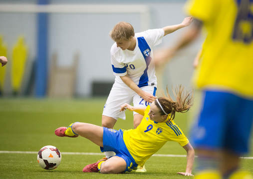 Sveriges Kosovare Asllani och Finlands Linda Ruutu