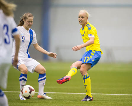 Sveriges Caroline Seger och Finlands Juliette Kemppi