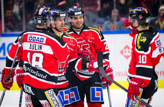 Örebros Tomas Skogs gör 1-0 och jublar med Derek Ryan och