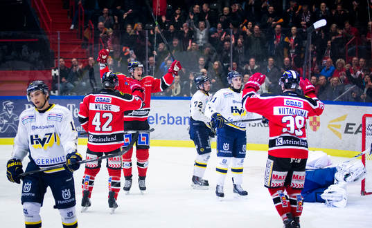 Örebros Mikko Lehtonen gör 3-0 och jublar med Brian