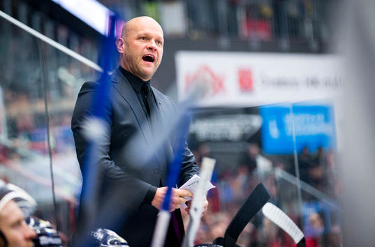 s tränare Andreas Johansson är arg