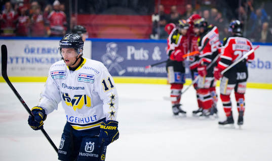 Örebros Mikko Lehtonen gör 3-0 och jublar i bakgrunden