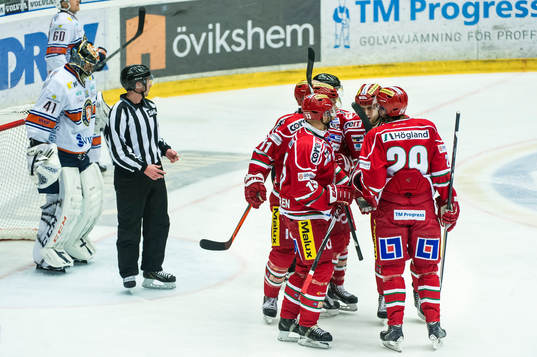 Modos Simon Önerud gör 2-0 målet på Växjös målvakt